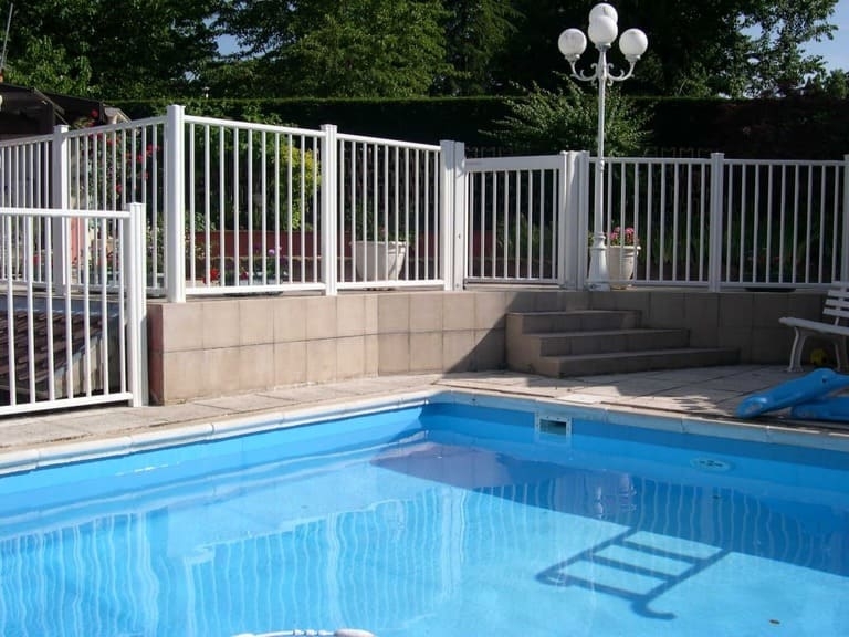 Barrière piscine aluminium Les Portaliers 